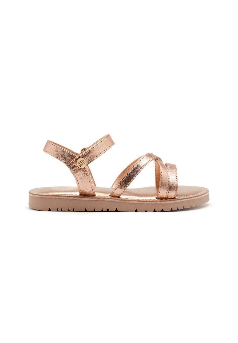 Sandalias metálicas color oro rosa con correas entrelazadas, suela plana y plantilla texturizada; diseñadas con un aspecto simple y moderno.