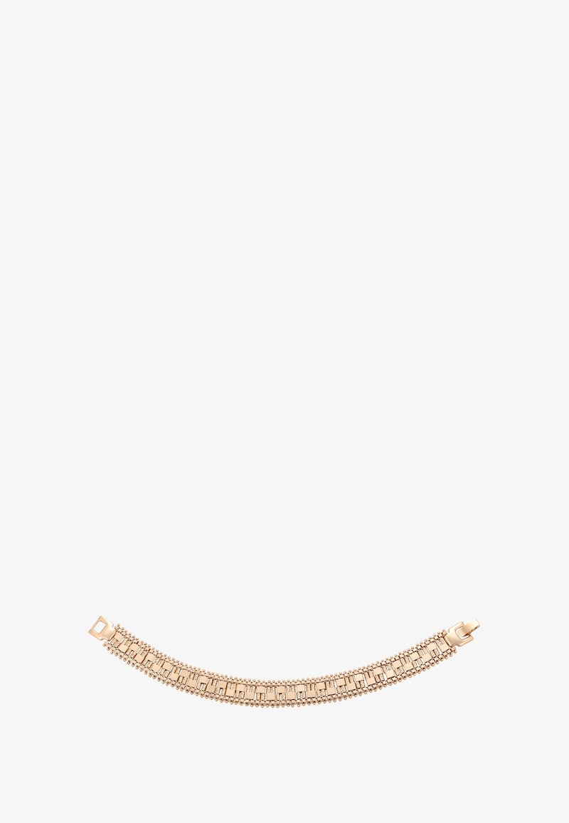 Zlatý náramek se čtvercovými články a zdobnými korálkovými okraji, uzavřený skříňkovou sponou, vystavený na bílém pozadí.