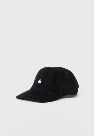 Zwarte corduroy baseballpet met een gebogen klep en een klein wit logo aan de voorkant, tegen een lichtgrijze achtergrond.