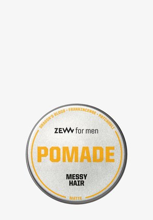 Runde silberne Dose mit ZEW Pomade für Männer für unordentliche Haare, mattes Finish, mit Düften von Drachenblut, Weihrauch und Patchouli.