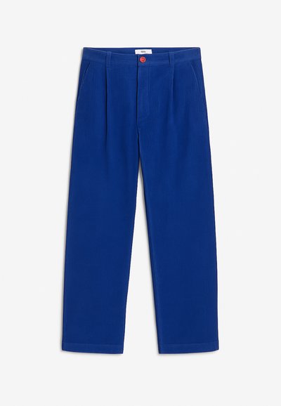 Pantaloni dritti in corduroy blu con tasche laterali e chiusura a bottone rosso in vita.