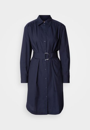 Robe chemise ceinturée bleu marine en coton, avec un col, des manches longues, une fermeture à boutons et de légers plis à la taille.