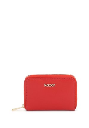 Czerwony portfel zapinany na zamek błyskawiczny, z złotym logo "kazar" i złotym suwakiem, przedstawiony na białym tle.