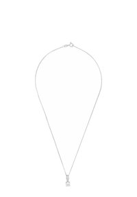 Collar de cadena de plata con un pequeño colgante cuadrado que lleva una piedra clara y brillante, mostrando una textura suave y un diseño minimalista.