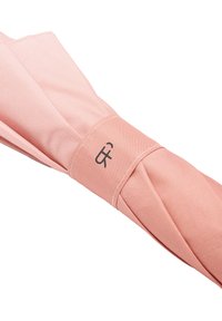 Różowy kompaktowy parasol o gładkiej fakturze tkaniny, z czarnym logo na uchwycie i składanym designie dla łatwego transportu.