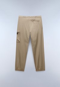 Beige lätta byxor med elastisk midja, som har en sidoficka av cargo-typ och elastiska manschetter. Slät textur med minimala sömmar.