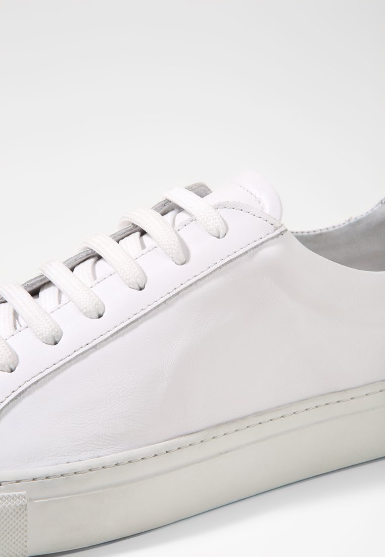 GARMENT PROJECT TYPE Joggesko white Zalando.no GARMENT PROJECT TYPE Joggesko earth Zalando.no