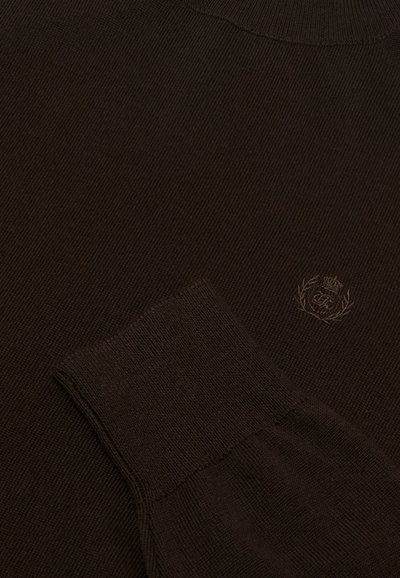 Dunkelbrauner gestrickter Pullover mit gerippter Textur, versehen mit einem kleinen, eingeprägten Emblem auf der Brust und klassischem Rundhalsausschnitt.