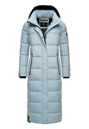 Hellblauer, langer Puffer-Mantel mit schwarzem Innenfutter, ausgestattet mit horizontalen Steppnähten, zwei seitlichen Taschen und einer Kapuze. Silberne Hardware-Details.