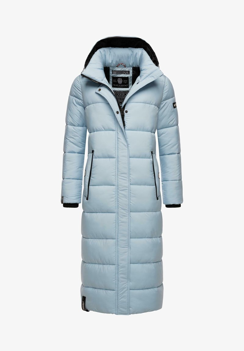 Gaiši zils garš pūkains mētelis ar melnu iekšpusi, ar horizontāliem iešūtiem paneļiem, divām sānu kabatām un kapuci. Sudraba aksesuāri.