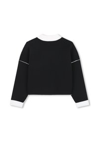 Maglione cropped nero a maniche lunghe con colletto e polsini a coste bianchi, caratterizzato da cuciture bianche a contrasto sulle maniche e sulle spalle.