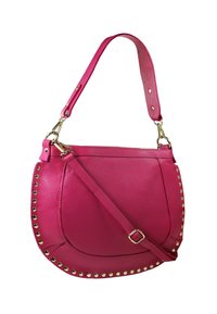 Roze lederen schoudertas met ronde vorm, gouden studs langs de rand, verstelbare schouderriem en een ritsluiting aan de bovenkant.
