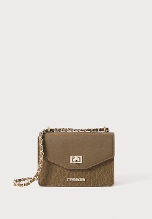 Bruine neplederen schoudertas met een kettingstrap, geperst logo patroon en goudkleurige accenten. Klepsluiting met decoratieve details.