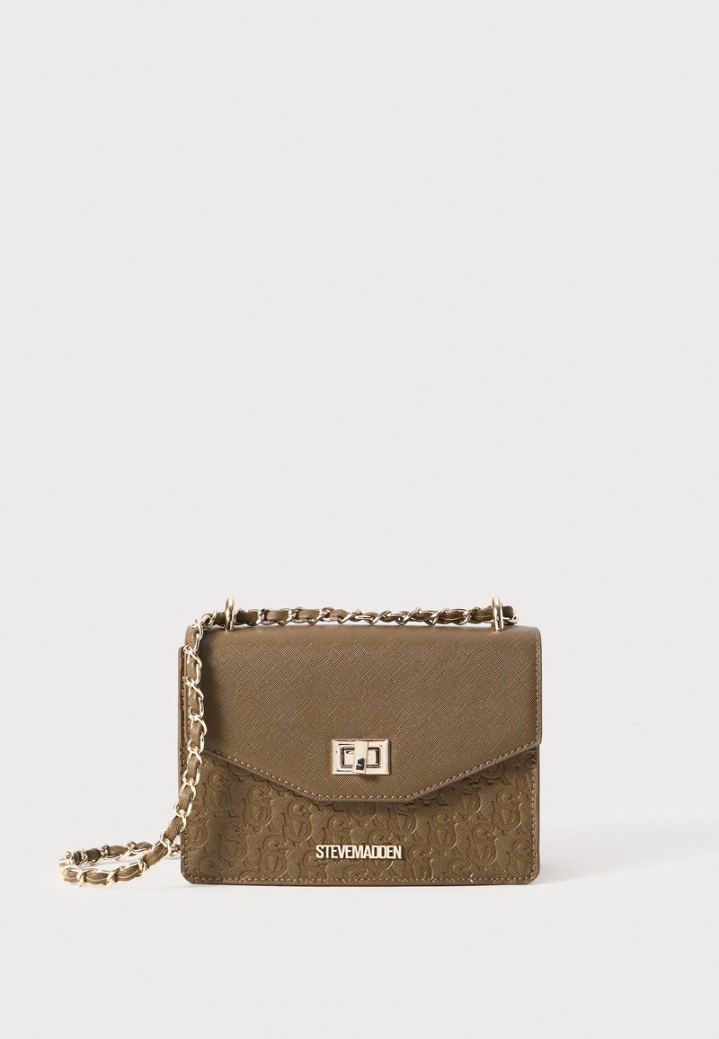 Borsa a tracolla in ecopelle marrone con tracolla a catena, motivo logo impresso e dettagli in metallo dorato. Chiusura a pattina con dettaglio decorativo.