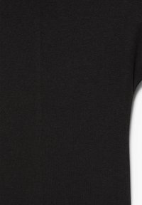 T-shirt noir en coton à manches courtes avec col rond, présenté en planche à plat sur fond blanc.