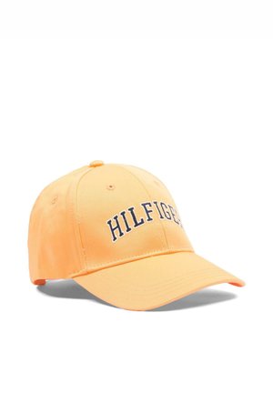 Gorra de béisbol naranja de Tommy Hilfiger, con visera curvada y letras bordadas, sobre un fondo blanco.