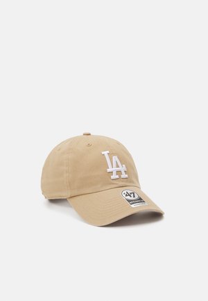 Casquette de baseball beige avec le logo "LA" blanc brodé à l'avant et un autocollant réglable "47 Clean Up" sur la visière.