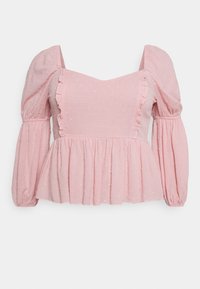 Blusa peplum rosa feita de tecido texturizado, com mangas bufantes, acabamento de babados ao longo do decote e um corpete ajustado.