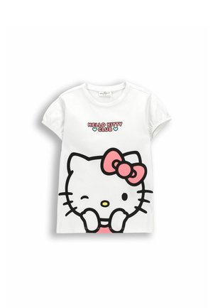 Biała koszulka z krótkim rękawem z dużą, mrugającą twarzą Hello Kitty, która ma na sobie różową kokardkę oraz tekstem „Hello Kitty Club” z dwoma sercami nad nim.