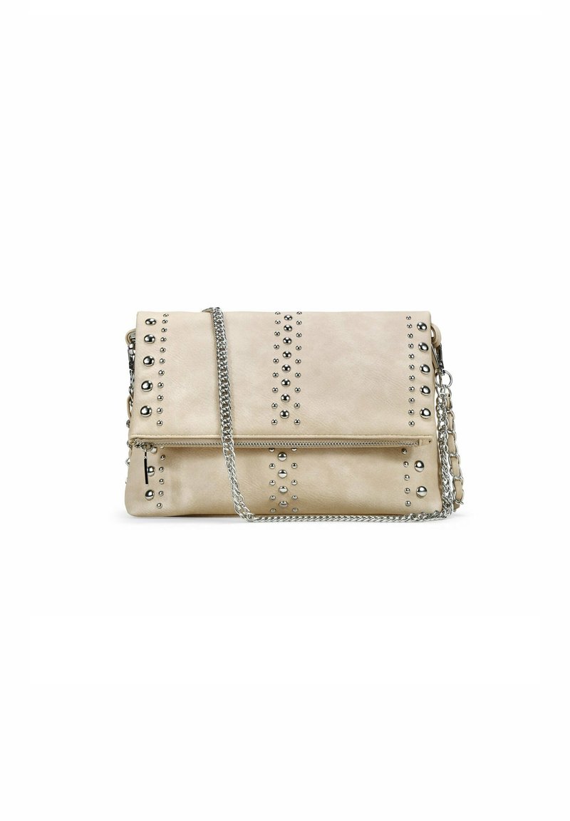 Bolso de imitación cuero beige con tachuelas plateadas, una correa de cadena y cierre de cremallera. Presenta un diseño con solapa y superficie texturizada.