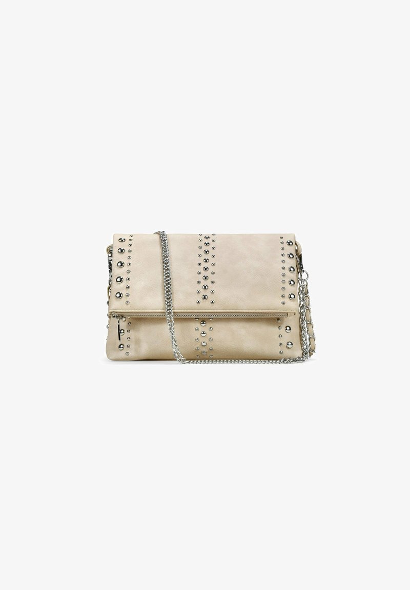Bolso de imitación cuero beige con tachuelas plateadas, una correa de cadena y cierre de cremallera. Presenta un diseño con solapa y superficie texturizada.