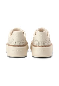 Crèfärgade sneakers med perforerad detalj, rundad bakdel och platt sula. Har prägla logotyp och kontrasterande bruna sömmar.