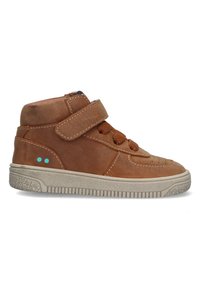 Baskets montantes en cuir brun avec une sangle Velcro, semelle intermédiaire texturée et petits points turquoise sur le côté. Perforations détaillées sur le bout.