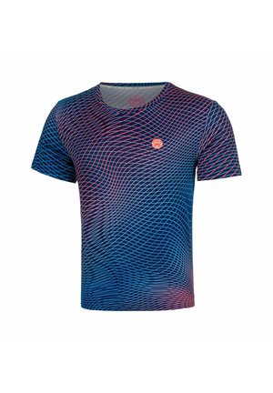 Blaues T-Shirt mit kurzen Ärmeln, mit einem rot-blauen wellenförmigen Gitternetzmuster und einem kleinen runden Logo auf der linken Brust.