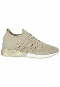 Beige gebreide sneakers met een ademend ontwerp, ronde neus, gestructureerde bovenkant en metallic accenten op de hak en zool. Veters zorgen voor een goede pasvorm.