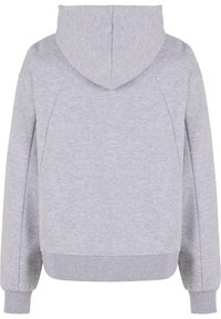 Hanorac gri cu glugă mare, mâneci raglan și manșete din tricot. Textură moale, croială casual și design simplu, fără modele sau accente.