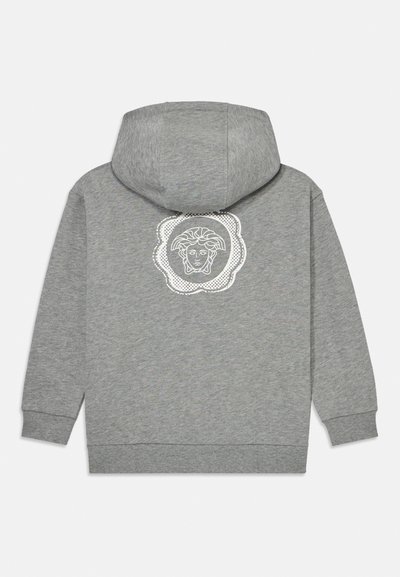 Grauer Hoodie mit einem großen weißen Grafik einer Kopf-Silhouette innerhalb eines dekorativen Rahmens auf dem Rücken. Das Material wirkt weich mit einer strukturierten Oberfläche.
