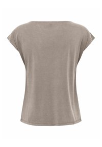 Camiseta de manga corta color marrón claro con escote redondo, textura suave y corte relajado. Presenta un dobladillo recto y sin adornos visibles.
