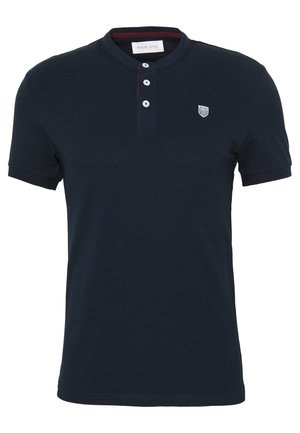 Marineblaues Poloshirt mit kurzen Ärmeln, rundem Kragen, drei weißen Knöpfen und kleinem weißem Schild-Logo auf der linken Brust.