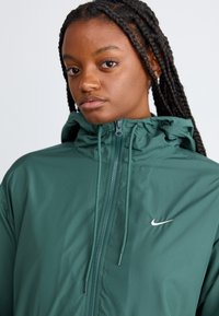 Nike Sportswear SPORTSWEAR CLASSIC WOVENS - Vetrovka - vintage green/white
