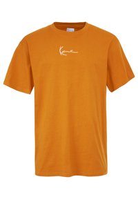 Tricou din bumbac portocaliu, cu mâneci scurte, prezentând un logo alb scris de mână. Design simplu cu gât rotund, textură netedă și fără modele.