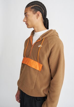 CLUB WINTER - Kapuzenpullover - mosswood brown/campfire orange/white