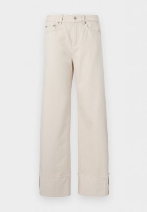Pantalon beige à jambes larges avec fermeture à boutons et zip, passants pour ceinture, poches avant et arrière, et détail d'ourlet brut aux bordures des jambes.