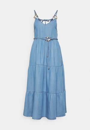 Lichtblauwe mouwloze denim maxi-jurk met verstelbare dunne bandjes, gelaagde rok en een gevlochten riem met zilveren gesp in de taille.