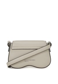 Borsa a tracolla in pelle beige con una texture liscia, design a pattina piegata, rifiniture nere, tracolla regolabile e dettaglio del logo in argento sulla parte anteriore.