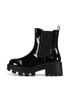 - Botki na platformie