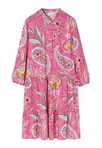 Roze langemouwen jurk met knopen aan de voorkant, een gathering taille en een levendig paisley bloemenpatroon in wit, oranje, rood en groene kleuren.