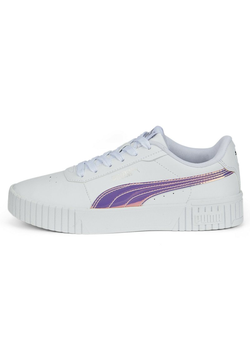 Białe sneakersy z gładką skórzaną powierzchnią, z fioletową i różową gradientową paskową dekoracją. Gumowa podeszwa i okrągły czubek.