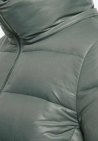 Gepolsterte Jacke in Hellgr�ün mit hohem Kragen, Reißverschluss und glatter Oberfläche mit gesteppter Struktur zur Isolierung.