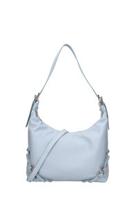 Borsa a spalla in pelle azzurro chiaro con forma curva, tracolla regolabile e hardware decorativo in argento sui lati. Texture liscia.