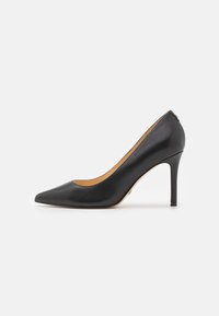Sorte skinnpistolkåper med spiss tå og stiletthæl, som har en glatt tekstur og minimalistisk design. Innvendig foret i lysebrun farge.