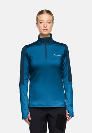 Teal lange mouw half-zip shirt met donkere mouwen en logo; gladde textuur, atletische pasvorm, hoge kraag, ontworpen voor buitenactiviteiten.