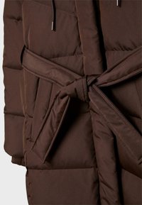 Smeđa puffer jakna s pojasom u struku, kvadratnom teksturom, velikim prednjim džepovima i glatkom, mat završnom obradom.