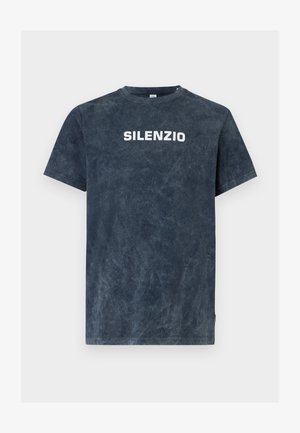 Dunkelgraues T-Shirt mit kurzen Ärmeln und Vintage-Effekt, mit weißem Großbuchstaben-Schriftzug "SILENZIO" mittig auf der Brust.