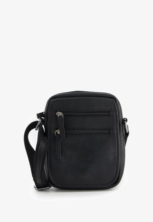 Černá kožená crossbody taška s dvěma předními zipovými kapsami, nastavitelným popruhem a hladkým povrchem. Čtvercový tvar a minimalistický design.