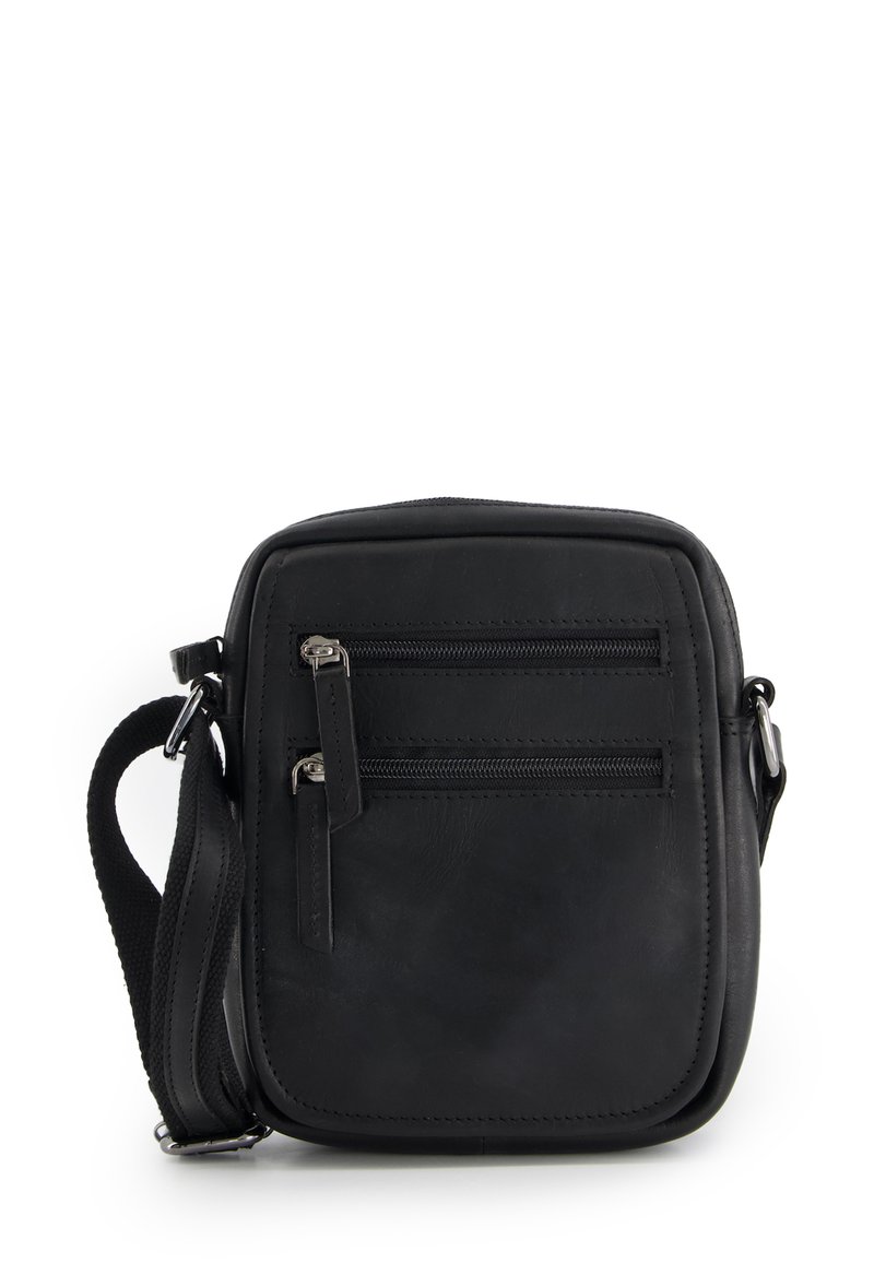 Černá kožená crossbody taška s dvěma předními zipovými kapsami, nastavitelným popruhem a hladkým povrchem. Čtvercový tvar a minimalistický design.
